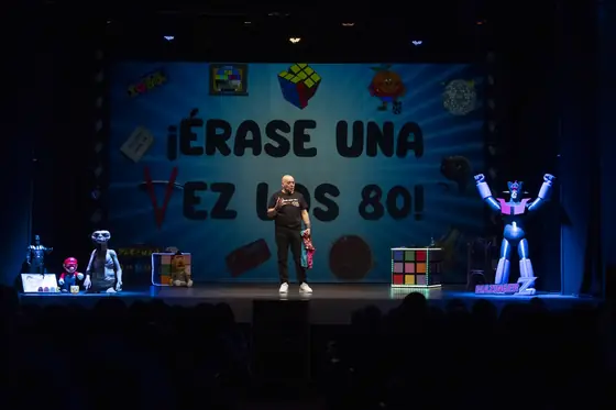Plano general del escenario con el robot gigante