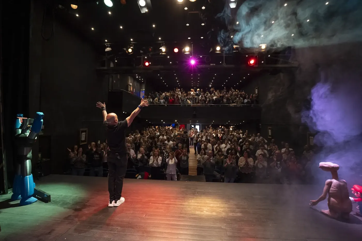Jorge Santini con los brazos abiertos ante un teatro lleno