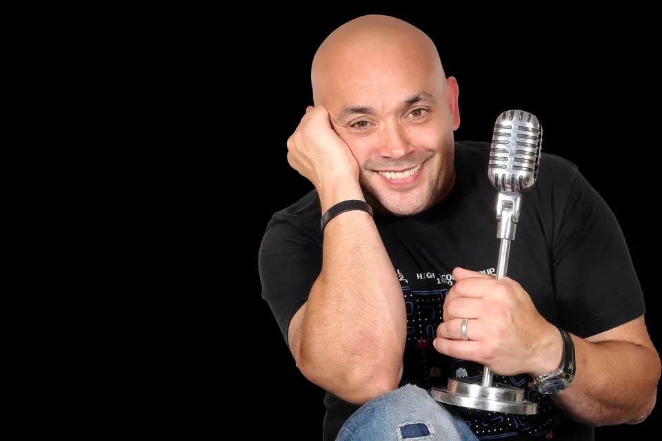 Jorge Santini sobre el escenario, en el vídeo de presentación